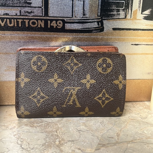 ♥️ HOST PICK♥️ Louis Vuitton Vintage Monogram Viennois KissLock Wallet - Picture 4 of 13